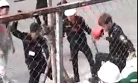 Nhóm bảo vệ lao vào đánh một thanh niên. Ảnh: Cắt từ clip