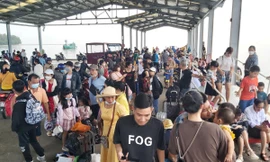 Tàu phà hoạt động trở lại, hành khách chen chân rời đảo Phú Quốc