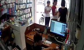 Bé trai lấy cắp điện thoại di động trong cửa hàng. Ảnh: Cắt từ clip