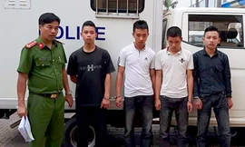 Bốn nghi can bị cảnh sát dẫn lên xe thùng
