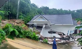 Hà Nội: Biệt thự hàng tỷ đồng đổ sập do mưa lớn kéo dài, 7 người hoảng loạn tháo chạy