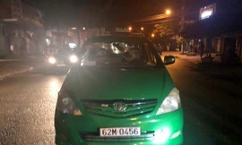 Chiếc xe bị đập phá, nã đạn. Ảnh: Bạn đọc cung cấp