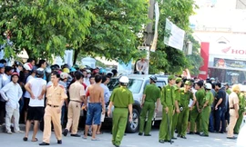 Hàng trăm người dân bức xúc vây kín chiếc xe biển xanh khiến nhiều chiến sĩ công an được điều đến hiện trường để làm rõ vụ việc và bảo vệ chiếc xe