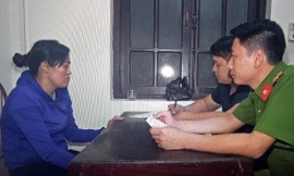 Cảnh sát lấy lời khai của Loan. Ảnh: Công an Hà Nam