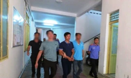 Ông Đinh Văn Long (đi giữa, hàng đầu) bị bắt tạm giam vì có hành vi làm sai lệch hồ sơ vụ án