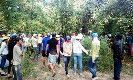 Hàng trăm người dân hiếu kỳ đến xem hiện trường vụ án mạng. Hình: PN