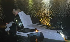 Ô tô lao xuống sông, tài xế tử vong