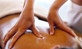Hai khách nam bị cướp tiền khi đi massage