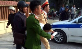 CSGT Hà Nội giải cứu người phụ nữ bị cướp khống chế trong nhà