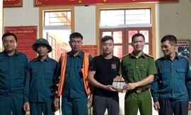 Tìm nam sinh bị lũ cuốn, bất ngờ thấy xấp tiền của người dân 'mất tích' 2 năm trước