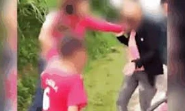 Mẹ kéo hai con đi đánh ghen, dí dao ép 'tình địch' vào ôtô