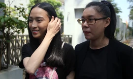 Phương Nga (bên trái) và Thùy Dung đến trụ sở Công an TP HCM