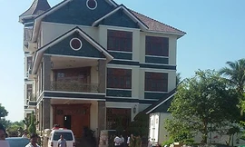 Cảnh sát điều tra trong biệt thự. Ảnh: Hồ Nam-VnExpress