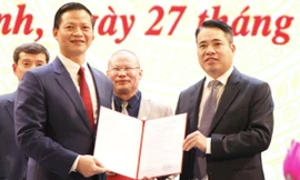 Chủ tịch UBND tỉnh Bắc Ninh Vương Quốc Tuấn (bên trái) trao quyết định cho Giám đốc Sở Tài chính. Ảnh: Nguyễn Thắng