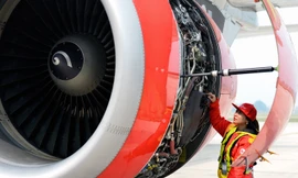 Nữ kỹ sư bảo dưỡng máy bay ở Nội Bài