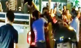 Người dân đưa nạn nhân đi cấp cứu tối qua. Ảnh cắt từ clip