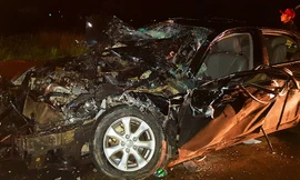 Xe của chủ tịch huyện nát bét sau khi tông vào ô tô chở 40 công nhân