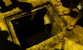 Thanh niên chui dưới cống trốn công an