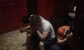 Đột kích động thác loạn của hàng chục nam đồng tính ở Sài Gòn