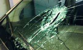 Một chiếc xe ô tô bị đối tượng Vinh dùng dao chém hư hỏng