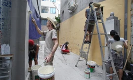 Cựu binh Mỹ âm thầm làm đẹp ngõ phố Hà Nội