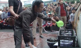 Thực nghiệm hiện trường vụ án Khổng Văn Miễn đốt xe hàng xóm