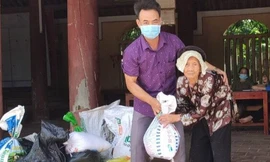 Hai cụ bà hơn trăm tuổi góp gạo ủng hộ người dân TP Hồ Chí Minh giữa đại dịch 