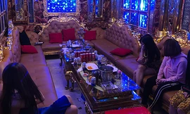 Tiếp viên tại nhà hàng Vương Anh