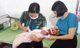Cháu bé được tạm thời giao cho Trạm y tế xã chăm sóc