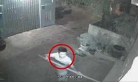 Tên trộm dùng sào móc chìa khóa ở trong nhà