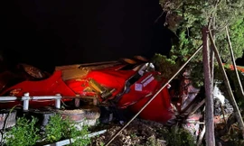 Lật xe đầu kéo trên đèo Thung Khe, hai người mắc kẹt trong cabin, một người tử vong