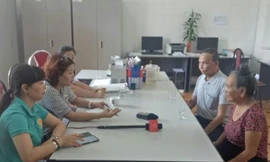 Gia đình nạn nhân trao đổi thông tin về vụ việc. Ảnh: VOV.