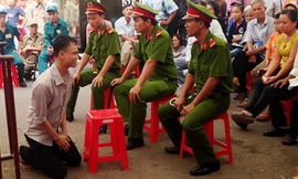 Lê Thanh Bình quỳ gối xin gia đình người bị hại tha thứ