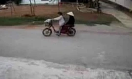 Hình ảnh nữ sinh T. chở bà Hường được camera bên đường ghi lại