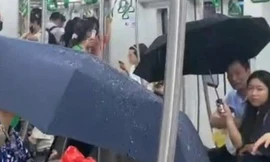 Khách đi tàu phải che ô vì dột nước: Lãnh đạo metro Hà Nội nói gì?