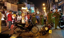 Đôi nam nữ nghi bị cướp dùng súng khống chế giữa đường