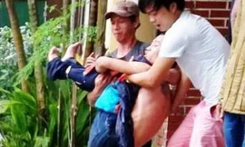 Nam thanh niên được đưa ra ngoài trụ sở. Ảnh: CA