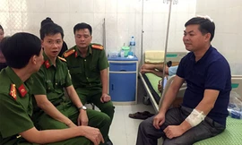 Lãnh đạo Công an tỉnh Phú Thọ đến bệnh viện thăm hỏi, động viên trung tá Phạm Thế Anh. Ảnh: CAND