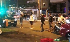 Nhóm thanh niên mang mã tấu, bắt người. Ảnh cắt từ clip