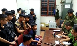 Gần 20 học sinh mang hung khí dàn trận giải quyết mâu thuẫn tình cảm