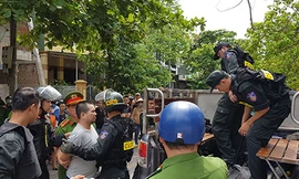 Cảnh sát bắn hơi cay, khống chế người chém hàng loạt ôtô