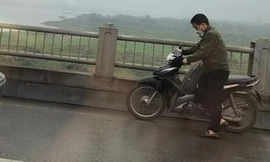 Bố đưa con gái đi học bị hỏng xe, mắc kẹt giữa cầu và cái kết ấm lòng