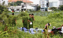 Thi thể bé sơ sinh dưới mương nước