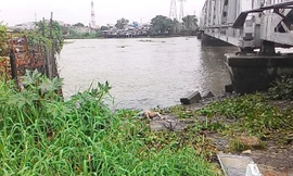 Thi thể nạn nhân được kéo vào bờ