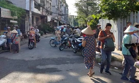 Lực lượng chức năng phong tỏa hiện trường để điều tra vụ việc