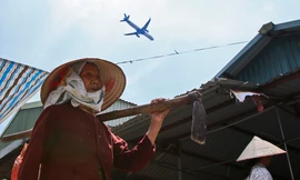 Độc đáo cảnh đi chợ phiên ở Hà Nội ngắm máy bay hạ cánh liên tục trên đầu