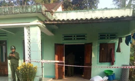 Cảnh sát phong tỏa ngôi nhà để khám nghiệm hiện trường