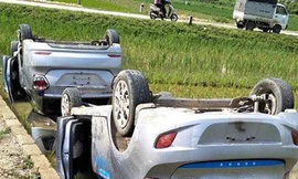 Hai taxi chở nhóm côn đồ bị người dân khiêng lật xuống ruộng