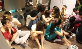 6 hotgirl thác loạn ma túy cùng hơn chục thanh niên trong quán karaoke