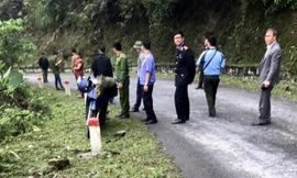  Lực lượng chức năng rà soát khu vực hiện trường gây án ở đèo Kéo Mác